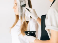 Farba do włosów blond bez żółtych tonów – jakie odcienie i produkty warto sprawdzić?