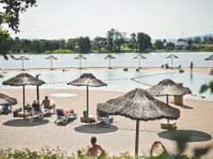 Błękitna woda i relaks w tropikalnym stylu. Tak prezentują się Hawaje w Małopolsce