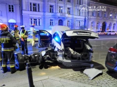 Omodą uderzył w auta i słupki. Auto się rozleciało. Kierowca miał aktywny zakaz prowadzenia pojazdów i cofnięte uprawnienia