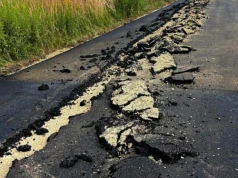 Rolnik zaorał asfalt. Miasto mówi o swojej własności, Wojciechowski o prawie do obrony