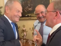 Wizyta Tuska na planie "Rancza" to dobry ruch? "Wprowadzenie do promocji aktywnego polityka siłą rzeczy zmienia..."