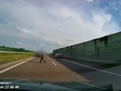 Pieszy między pędzącymi autami na drodze ekspresowej. Nagranie trafiło do lubelskich policjantów