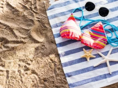 Plażowy ręcznik po jednym dniu pachnie stęchlizną? Ten nawyk psuje go szybciej niż piasek
