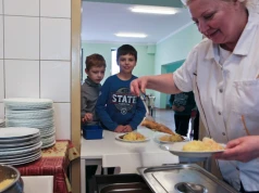 W szkołach ryby, strączki, a "smażone" maksimum 2 razy na tydzień. Tak ministerstwo chce walczyć z otyłością