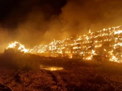 Gigantyczny stóg stanął w ogniu. Ponad 50 strażaków w akcji