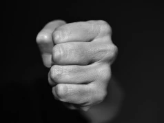 Wstrząsające. 18-latek znęcał się na dzieckiem z zaawansowanym autyzmem. Opis czynów szokuje