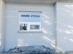 Dziewczynka w oknie życia. Zostawiono przy niej kartkę