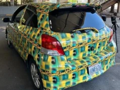 Nakleił na Toyotę Yaris "pelerynę niewidkę". AI nie wiedziała, co widzi