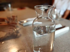 Hejt na restauratorów za brak darmowej wody ma się dobrze. Jakie są fakty?