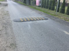 Bezpieczniej na ul. Witkacego na granicy Nowego Sącza. Zamontowano dwa progi zwalniające w Małej Wsi