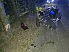 Bez kasku pędził quadem lokalną drogą, rozbił się na drzewie. Ciężko rannego zabrał śmigłowiec LPR
