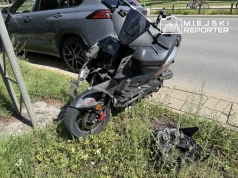 Toyota zderzyła się z motorowerem na Woli. 35-latek ze złamaną ręką w szpitalu