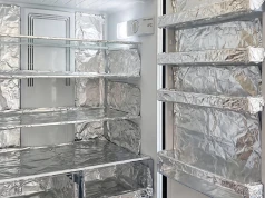 Układanie folii aluminiowej na półkach lodówki. Do czego służy i dlaczego jest zalecane?