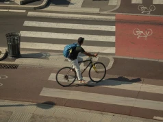 Wyprzedzanie rowerzysty może opróżnić portfel. Uważaj na linię