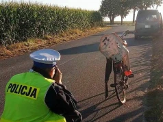 Kierujący Renault uderzył w rowerzystkę. Kobieta trafiła do szpitala