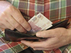 Seniorzy dostaną dodatkowe 366,68 zł z ZUS w sierpniu. Przelew już w najbliższy piątek