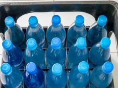Niewidoczne cząsteczki plastiku w wodzie: Badania wykazały, że woda butelkowana zawiera trzykrotnie więcej nanocząsteczek niż woda z kranu