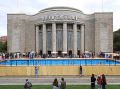 Basen zamiast sceny przed teatrem. Berlińska instalacja wywołuje dyskusje
