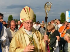 Arcybiskup Tadeusz Kondrusiewicz po operacji serca wypisany ze szpitala