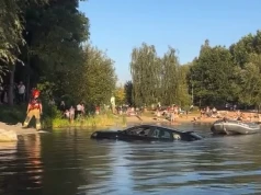 Samochód stoczył się do Zalewu Bagry. Kierowca zapomniał o jednej rzeczy
