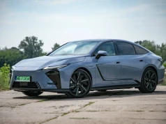 Lexus ES w nowej odsłonie. Do 581 km zasięgu i ceny poniżej 300 tys. zł