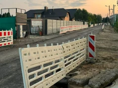 Długo wyczekiwany chodnik na Staromieściu już powstaje. Będzie bezpieczniej przy szkole