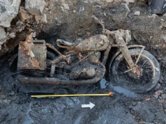 Niski stan rzeki odsłonił szczątki żołnierzy z czasów wojny, motocykl oraz nieśmiertelniki (GALERIA)