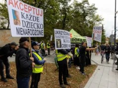 Pozwała działaczy pro-life za drastyczne plakaty. Wygrała w sądzie