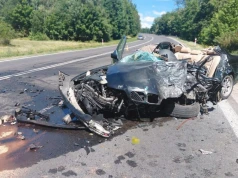 Tyle zostało z BMW po zderzeniu z ciężarówką. Kierowca zginął na miejscu