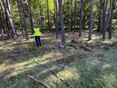 Tragiczne popołudnie. 32-letni motocyklista wypadł z drogi prosto w las