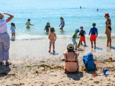 Na plażach widać to codziennie. Jeden nawyk rodziców może zamienić wakacje w koszmar