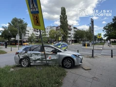 Dwie pasażerki w szpitalu po zderzeniu autobusu z Toyotą przewozu osób na aplikację