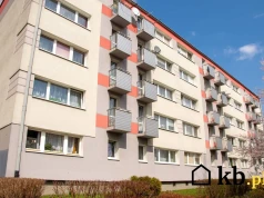 Wychował się w bloku z wielkiej płyty i chciał z niego uciec. Po latach sam kupił tam mieszkanie