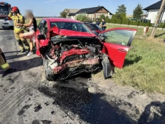 Groźny wypadek na lokalnej drodze. Jeden z kierowców doznał poważnych obrażeń ciała