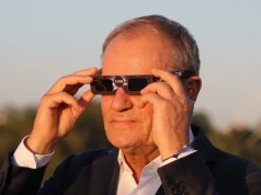 Premier ogłosił "Operację Zaćmienie". Chciał zabłysnąć, został bohaterem memów