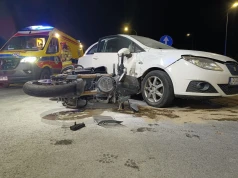 Skręcał na parking, nie zauważył motocyklisty. Kierowca jednośladu został ranny