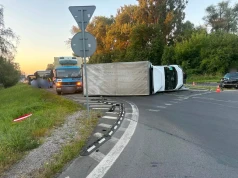 Poranny wypadek na Jasnogórskiej. Dostawczak wylądował na boku