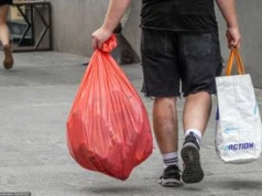Kaufland naciąga na butelkach kaucyjnych? Klient dostał o połowę mniej