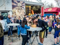 Polacy tną wydatki na gastronomię. Rynek znalazł jednak nowego zwycięzcę