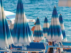 Przestawił parasol na włoskiej plaży. Nagle pojawili się koło niego karabinierzy