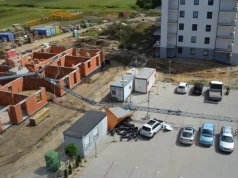 Ogromny żuraw budowlany przewrócił się na parking. Groźny wypadek w Kaliszu