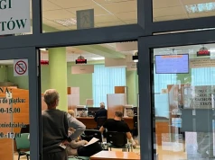 Planujesz wizytę w urzędzie w najbliższy piątek? Uważaj, żeby nie pocałować klamki