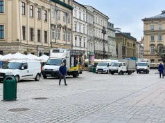 Setki naruszeń na Rynku Głównym. Miasto zwiększa kontrole dostaw, ale nie wie, jak samochody wpływają na zabytkową nawierzchnię