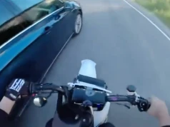 Radiowóz zepchnął nastolatka na motocyklu do rowu i na płot. Konieczność czy gruba przesada?