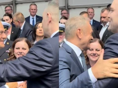 Zaskakujące powitanie Tuska i Nawrockiego. Jedna rzecz zwraca uwagę