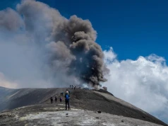 Jedni uciekają, drudzy się zjeżdżają. Etna paraliżuje Sycylię i przyciąga tłumy