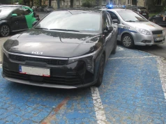 Mandaty to tylko początek kłopotów. Podrobiona karta i KIA zaparkowana na miejscu dla niepełnosprawnych