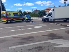 Zderzenie osobówki z motocyklem w Rzeszowie. Pasażerka w szpitalu. Seria wypadków