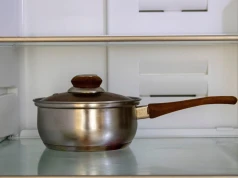 Czy można trzymać jedzenie w garnku w lodówce? To prosta droga do zatrucia i awarii
