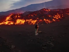 Erupcja słynnego wulkanu w Europie. Tłumy turystów, niektórzy w klapkach